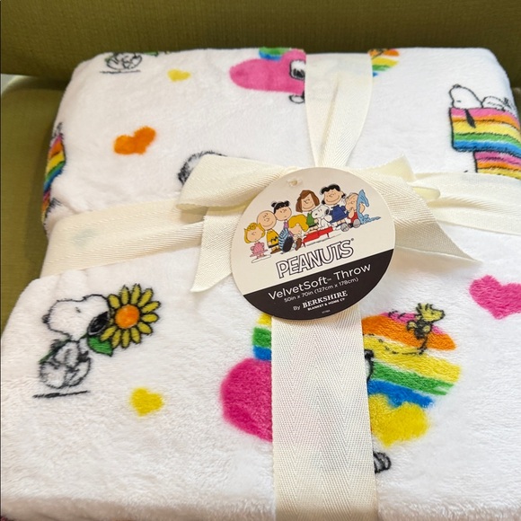 Berkshire VelvetSoft Throw with Colorful Peanuts Design - Picture 5 of 5